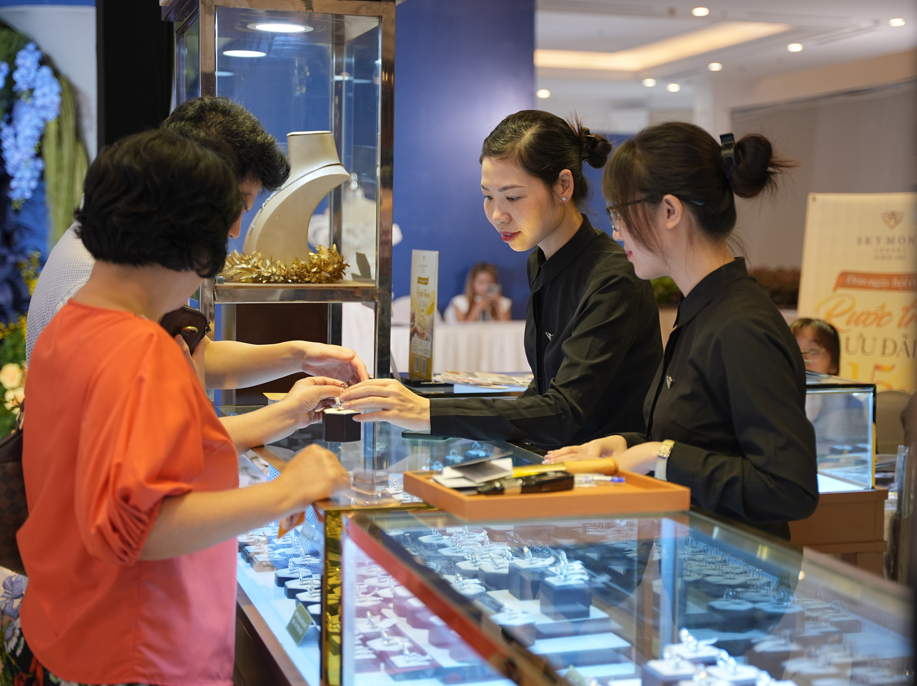 Nên mua nhẫn cưới kim cương tự nhiên hay không?