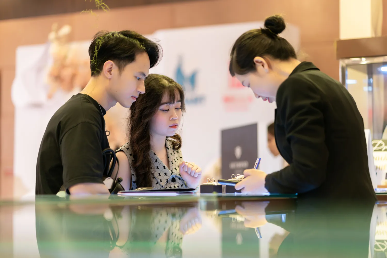 Làm mới hôn nhân bằng nhẫn kỷ niệm dịp đầu năm