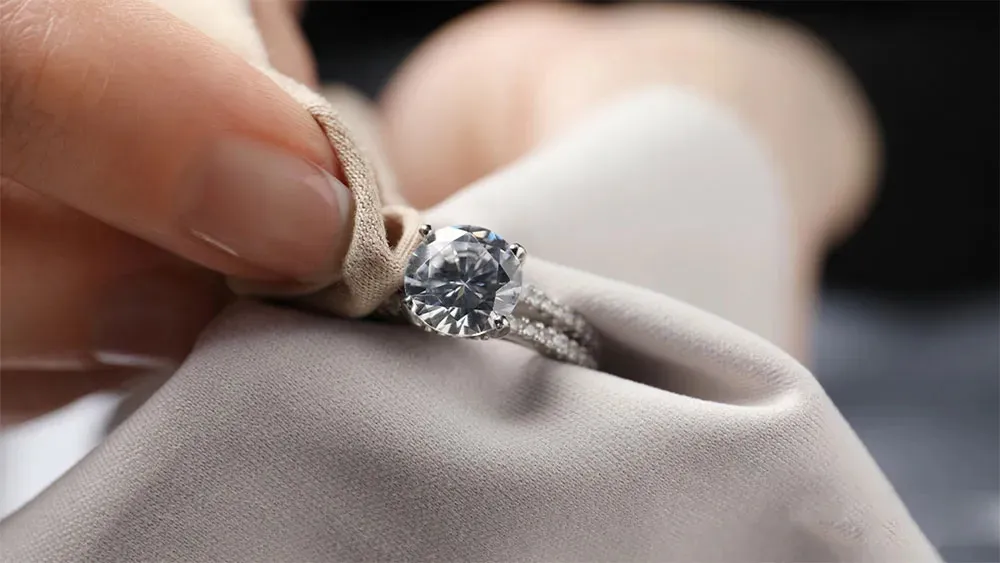 Nguồn gốc và ý nghĩa nhẫn cầu hôn kim cương – minh chứng cho tình yêu vĩnh cửu